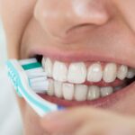 Skuteczne metody, jak pozbyć się próchnicy bez wizyty u dentysty