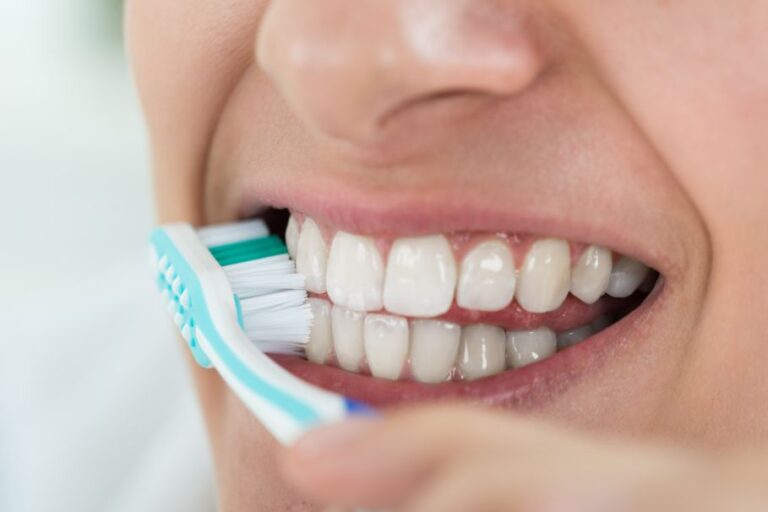 Skuteczne metody, jak pozbyć się próchnicy bez wizyty u dentysty