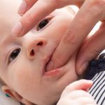 Jak wychodzą zęby u niemowląt