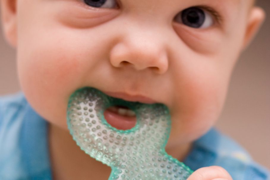 Jak wychodzą zęby u niemowlaka?